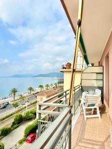 d'un balcon avec une table et une vue sur l'océan. dans l'établissement Hostdomus - Pietra Blu, à Pietra Ligure
