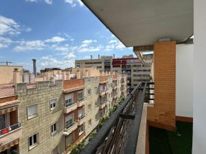 einen Blick vom Balkon eines Gebäudes in der Unterkunft Apartamento céntrico con terraza in Córdoba