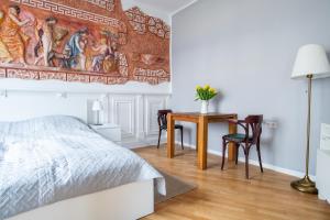 une chambre avec un lit et une table avec des chaises dans l'établissement Alt-Berliner Eckkneipe - "Feuchte Ecke", à Berlin