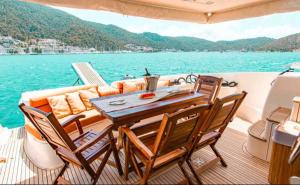 Vision yatch في غوجيك: طاولة وكراسي على سطح قارب