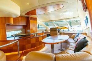 戈西克的住宿－Vision yatch，船上的一张沙发和一张桌子