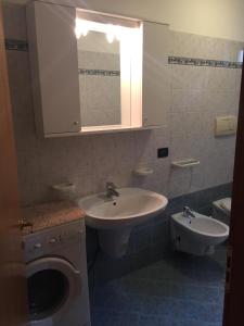 ein Bad mit einem Waschbecken und einem WC in der Unterkunft Agritur Fantelli Nicola 6 in Monclassico