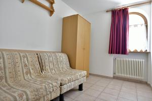 ein Sofa in einem Zimmer mit Fenster in der Unterkunft Agritur Fantelli Nicola 6 in Monclassico