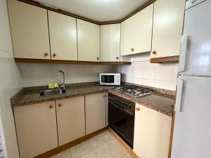 Kuchyň nebo kuchyňský kout v ubytování Apartamentos Neptuno Oropesa 3000