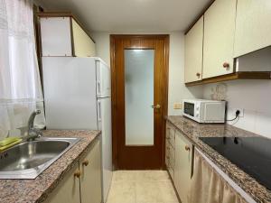 Kuchyň nebo kuchyňský kout v ubytování Apartamentos Neptuno Oropesa 3000