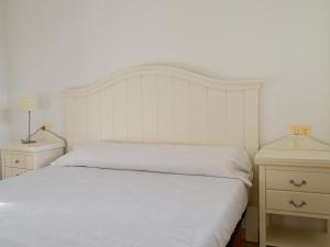 Postel nebo postele na pokoji v ubytování Apartamentos Neptuno Oropesa 3000