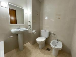 Koupelna v ubytování Apartamentos Neptuno Oropesa 3000 + 33 fotografií