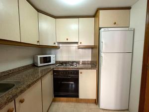 Kuchyň nebo kuchyňský kout v ubytování Apartamentos Neptuno Oropesa 3000