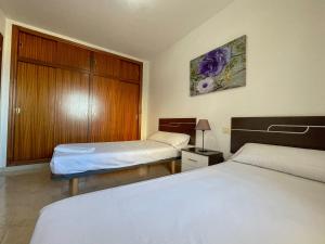 Postel nebo postele na pokoji v ubytování Apartamentos Neptuno Oropesa 3000