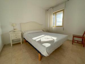 Postel nebo postele na pokoji v ubytování Apartamentos Neptuno Oropesa 3000