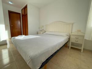 Postel nebo postele na pokoji v ubytování Apartamentos Neptuno Oropesa 3000