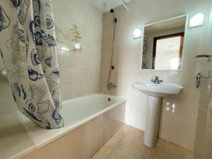 Koupelna v ubytování Apartamentos Neptuno Oropesa 3000