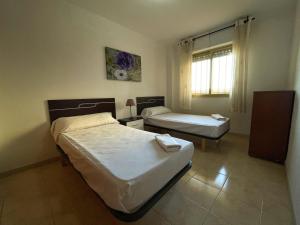 Postel nebo postele na pokoji v ubytování Apartamentos Neptuno Oropesa 3000