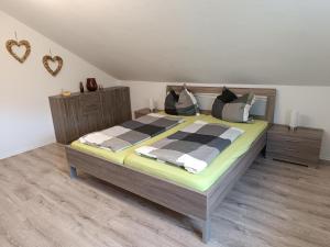 un dormitorio con una cama grande en una habitación en Ferienwohnung Bauer, en Lam