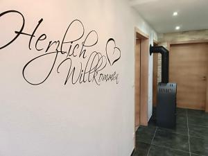 Una pared con una señal que lee la vanidad de Harry en Ferienwohnung Bauer, en Lam