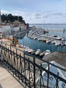 un port de plaisance rempli de nombreux bateaux dans l'eau dans l'établissement Studio Urban, à Piran