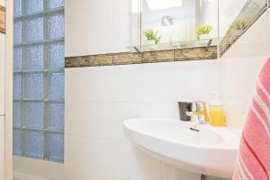 A bathroom at Apartmento Industria Még 12 kép