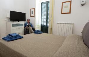 A television and/or entertainment centre at Casa del Contrabbasso