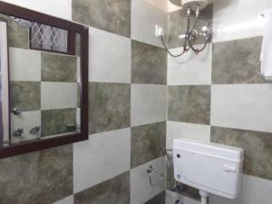Koupelna v ubytování Deurali DX ,Walk in Nizamuddin Railway Station