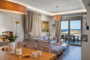 sala de estar con sofá y mesa en Androgeōs seaview apartment en Rethymno Town