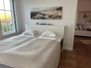 Postel nebo postele na pokoji v ubytování Lyxiga hem mitt i Gamla Viken, hög standard
