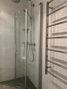 Koupelna v ubytování Lyxiga hem mitt i Gamla Viken, hög standard + 37 fotografií