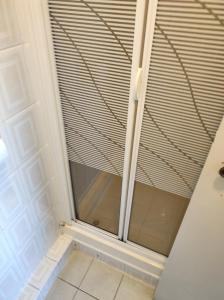 een douche met een glazen deur in de badkamer bij 4 Bayview terrace in Bundoran
