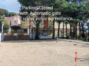 un estacionamiento con una puerta automática y bajo videovigilancia en B&B Il Giardino di Villa Anna, en Trecase