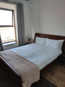 una camera da letto con un grande letto e una finestra di 4 Bayview terrace a Bundoran