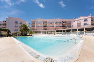a large swimming pool in front of a hotel at Paz e Vista Mar with Pool & WiFi in Luz