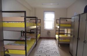 Katil dua tingkat atau katil-katil dua tingkat dalam bilik di Caspian Hostel