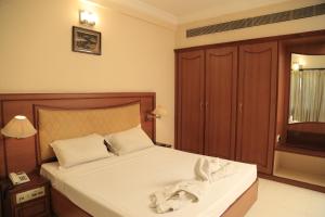 sypialnia z łóżkiem z ręcznikiem w obiekcie SALEM DEVI TOWERRS 5 ROADS w mieście Selam