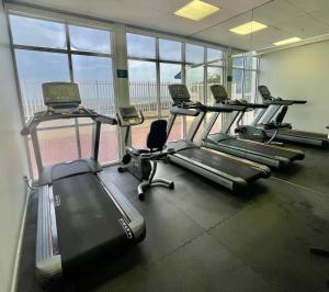 Fitness centrum a/nebo fitness zařízení v ubytování Oceanfront Condo on the Beach