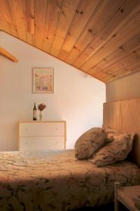 een slaapkamer met een bed en een houten plafond bij Quinta do Archino in Lissabon
