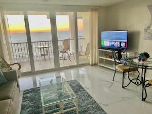 TV a/nebo společenská místnost v ubytování Oceanfront Condo on the Beach