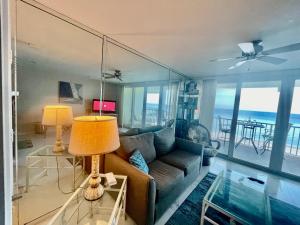 Posezení v ubytování Oceanfront Condo on the Beach