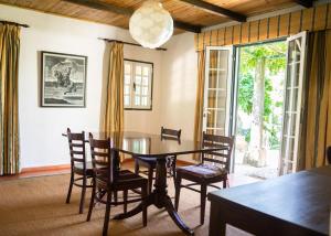 een eetkamer met een glazen tafel en stoelen bij Quinta do Archino 18 in Lissabon