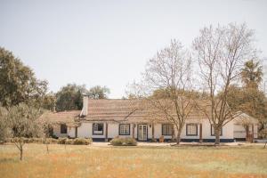 a white house with trees in front of it at Quinta Nova do Archino 18 in Alenquer
