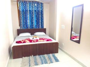 Postel nebo postele na pokoji v ubytování Deurali DX ,Walk in Nizamuddin Railway Station