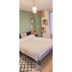 1 dormitorio con cama y pared verde en Green room, en Asnières-sur-Seine