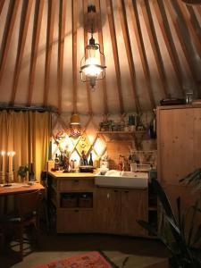 - cucina in yurta con lavandino e piano cottura di GaiaMenedék Jurta a Bakonynána