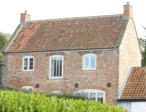 une maison en briques avec des fenêtres blanches et un toit dans l'établissement Cart House - Stunning Cottage - Axbridge, à Axbridge