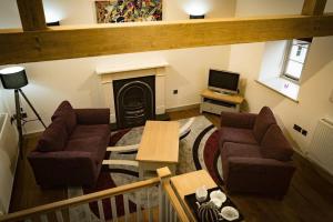 - un salon avec deux canapés et une cheminée dans l'établissement Cart House - Stunning Cottage - Axbridge, à Axbridge
