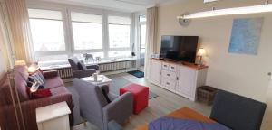 ein Wohnzimmer mit Couch und Fernseher in der Unterkunft Wohnung Paul in Westerland