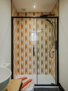 een badkamer met een douche en een wastafel bij Rise Duplex Apartments - Market Harborough in Market Harborough