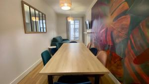 een conferentieruimte met een houten tafel en stoelen bij Bright apartment near Saint-Lazarre - 8P in Parijs