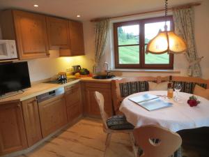 A kitchen or kitchenette at Gästehaus am Berg