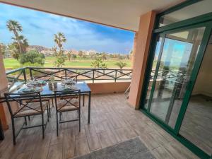 d'une terrasse avec une table et des chaises sur un balcon. dans l'établissement Paz Ocean View, Air condition, Wifi, Heated pool, à San Miguel de Abona