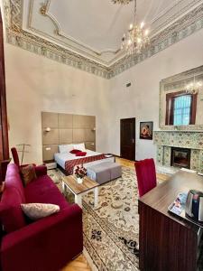 - une chambre avec un lit, un canapé et une table dans l'établissement GARDEN İNN NİZAMİ HOTEL, à Baku