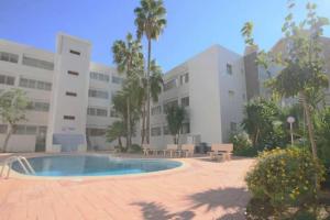 budynek z basenem przed budynkiem w obiekcie Apartamento Frentemar 1 by Costa CarpeDiem w mieście Calpe